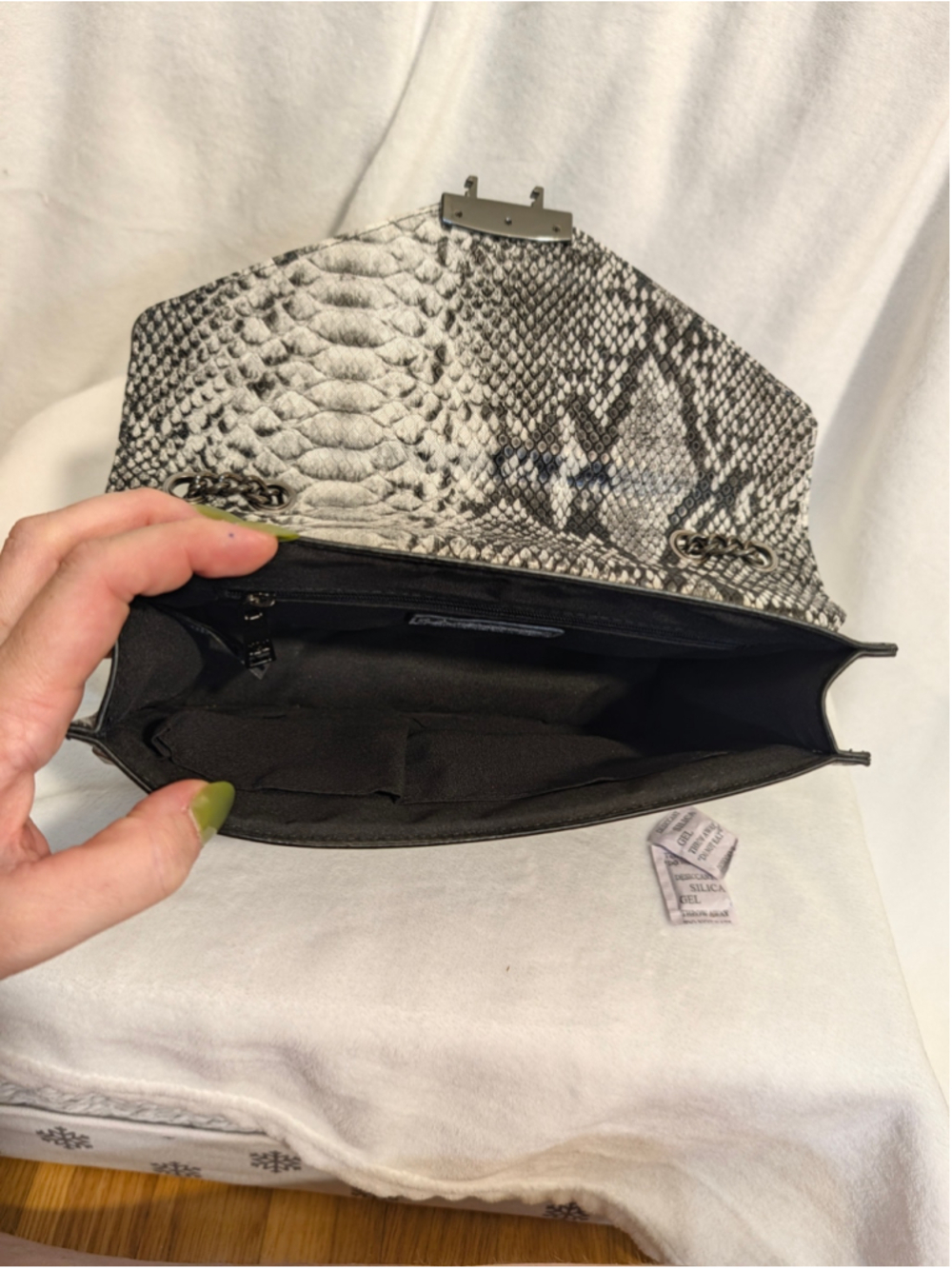 Badgley Mischka NWT Crossbody Bag Vegan Leather Snake Print - Picture 9 of 15